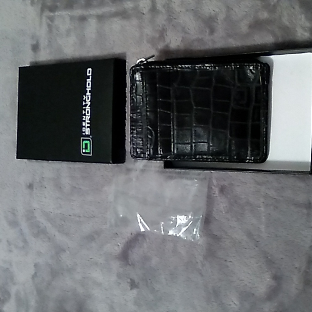*IDENTITY STRONGHOLD*BLACK EMBOSSED LEATHER FEEL.SMALL BASIC STYLE.BRAND NEW!☆☆